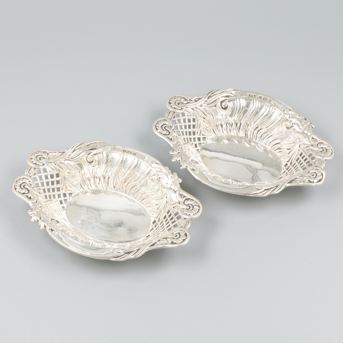 2-delige set delicatessemandjes zilver.