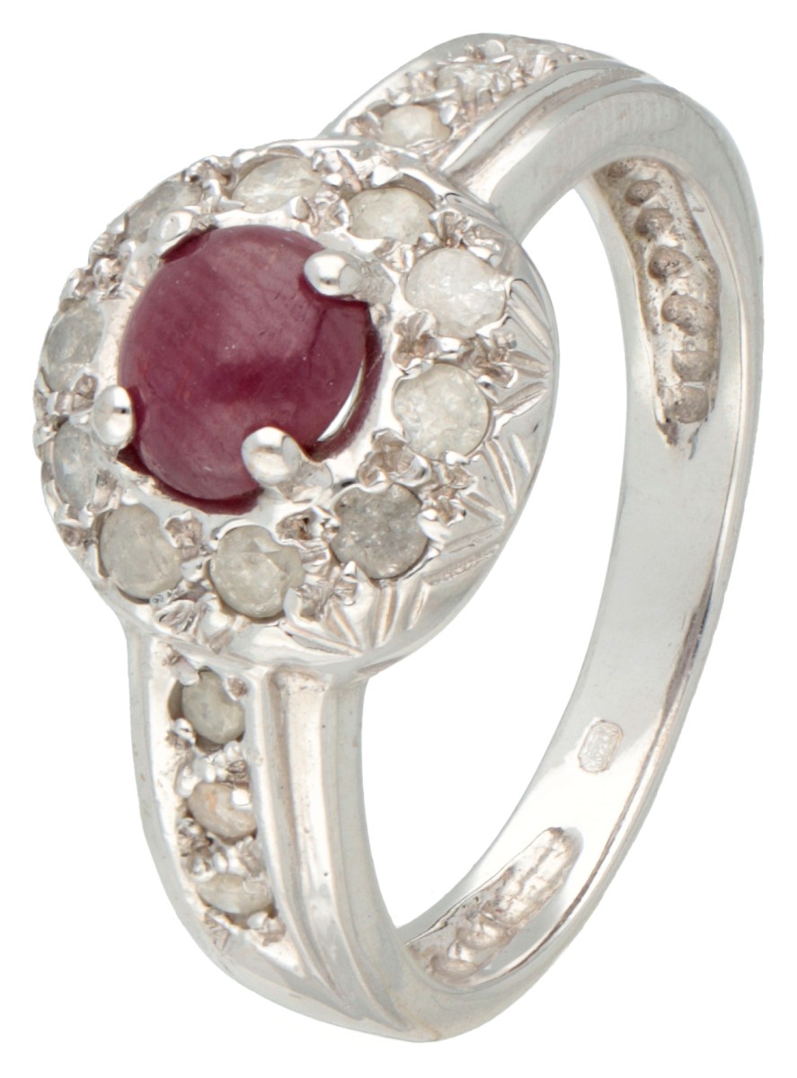 18 kt. Witgouden entourage ring met cabochon geslepen robijn en diamant.