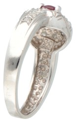 18 kt. Witgouden entourage ring met cabochon geslepen robijn en diamant.