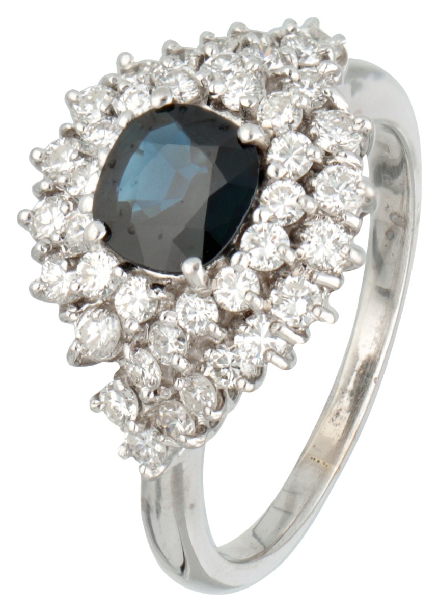 18 kt. Witgouden entourage ring bezet met doublet en ca. 0.82 ct. diamant.