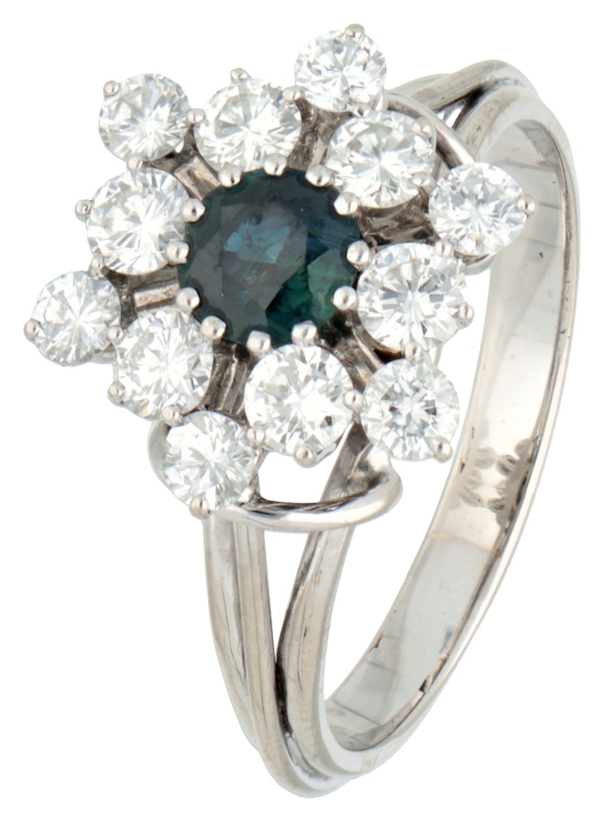 14 kt. Witgouden entourage ring bezet met natuurlijke saffier en diamant.