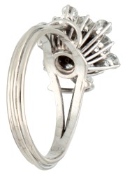 14 kt. Witgouden entourage ring bezet met natuurlijke saffier en diamant.