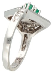 18 kt. Witgouden ruitvormige entourage ring met smaragd en diamant.