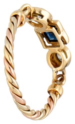 18 kt. Tricolor gouden flexibele ring bezet met saffier en diamant.