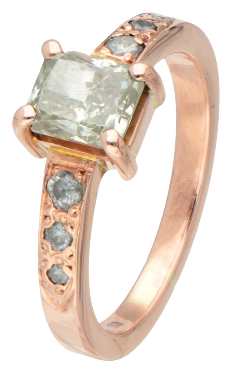 18 kt. Roségouden solitair ring met één geel-groene diamant en blauwe diamanten.