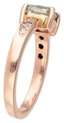 18 kt. Roségouden solitair ring met één geel-groene diamant en blauwe diamanten.