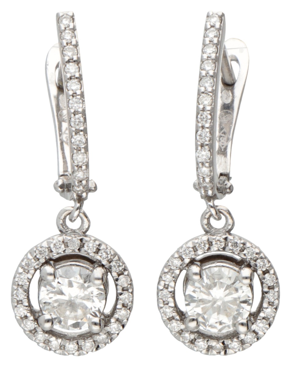 18 kt. Witgouden 'halo' oorbellen bezet met ca. 1.00 ct. diamant.