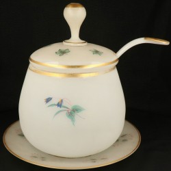 Een wit opaline punch bowl-set, 19e/ 20e eeuw.