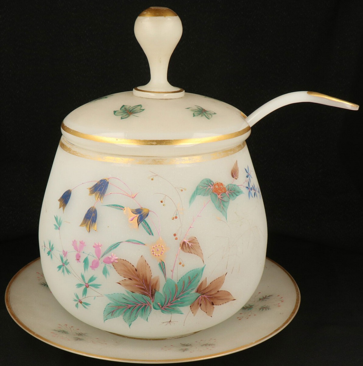 Een wit opaline punch bowl-set, 19e/ 20e eeuw.