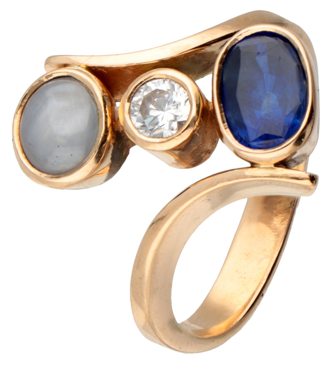 Asymmetrische 18 kt. geelgouden design ring bezet met ster saffier en simili.