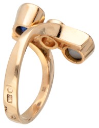 Asymmetrische 18 kt. geelgouden design ring bezet met ster saffier en simili.