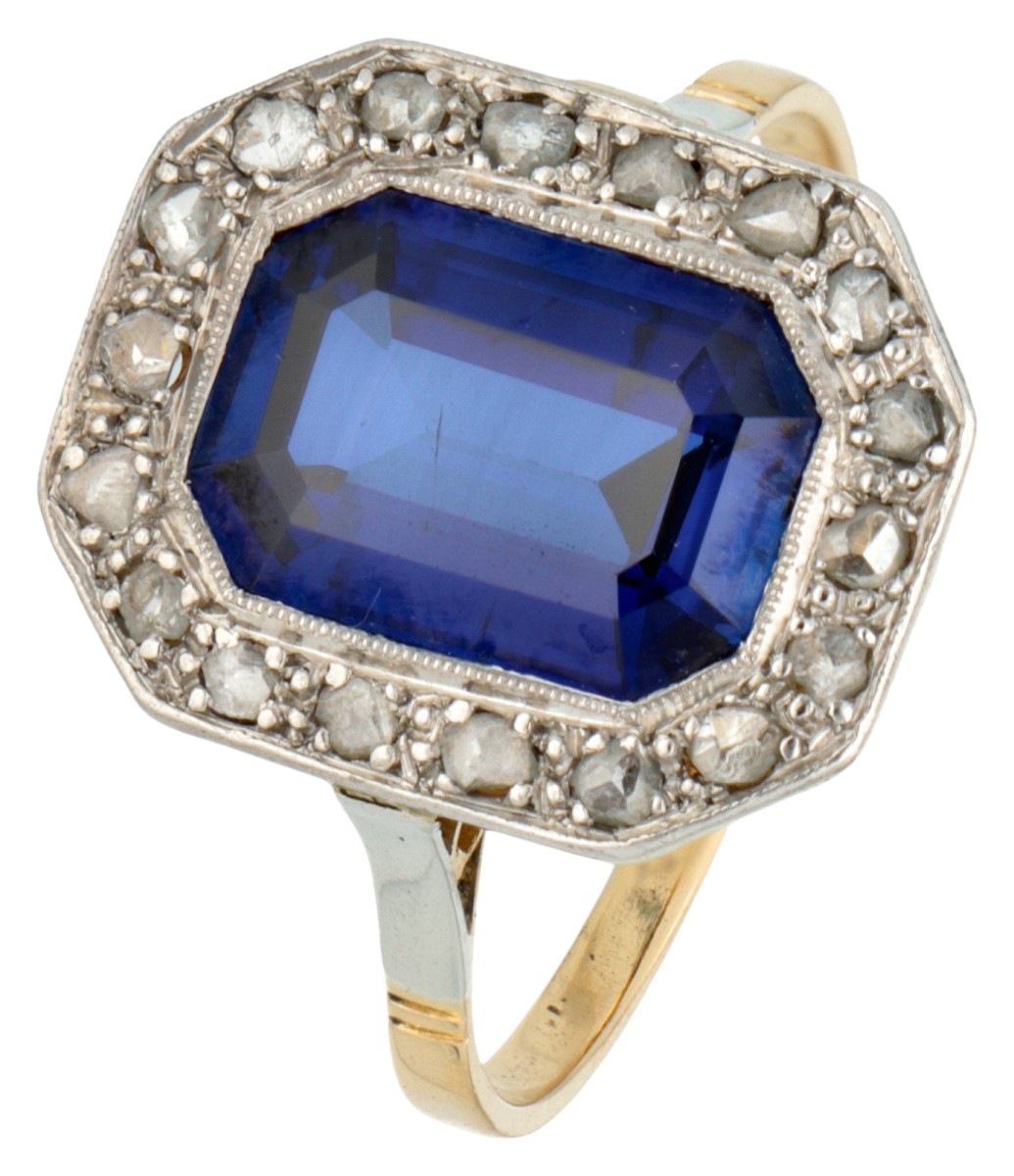 No reserve - Art deco 14K geelgouden en platina entourage ring met Verneuil saffier.