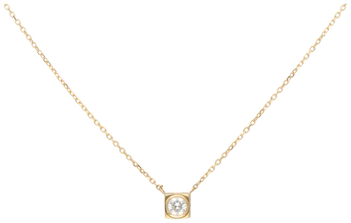 18 kt. Geelgouden dinh van solitair diamant in kubushanger aan collier.