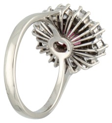 Vintage 14 kt. witgouden entourage ring bezet met ca. 1.34 ct. diamant en ca. 1.19 ct. synthetische robijn.