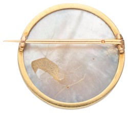 Antieke Franse 18K geelgouden broche met portret van een jonge vrouw.