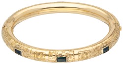 14 kt. Geelgouden bangle armband met floraal gegraveerd decor en bezet met saffier.