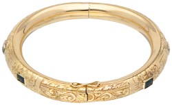 14 kt. Geelgouden bangle armband met floraal gegraveerd decor en bezet met saffier.