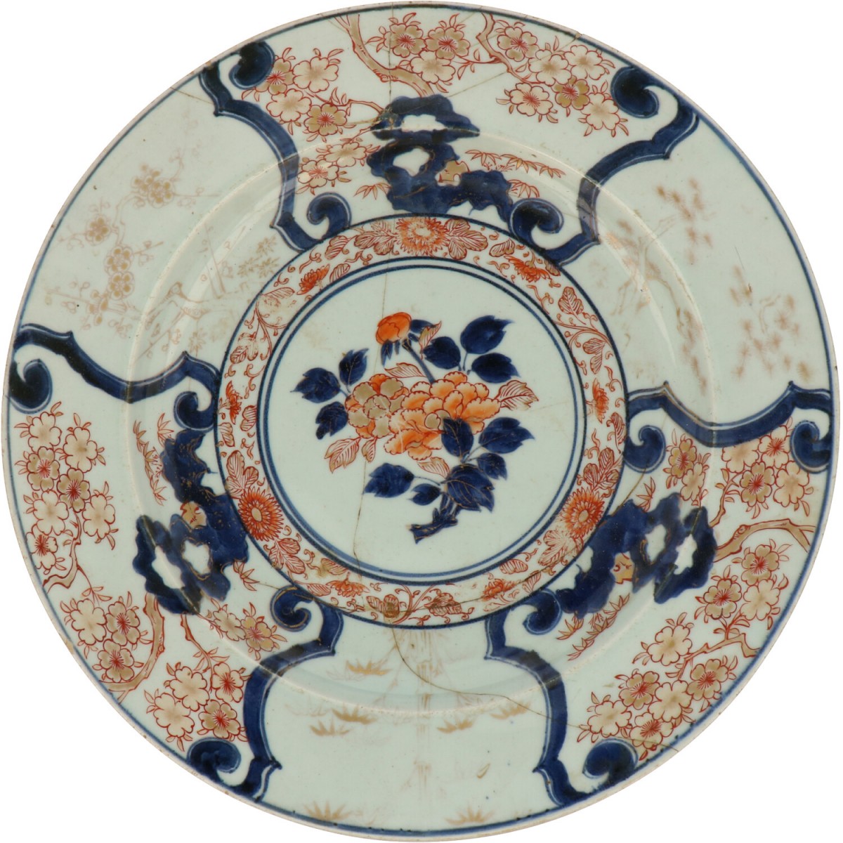 Een porseleinen schotel met Imari decor. Japan, 19e eeuw.