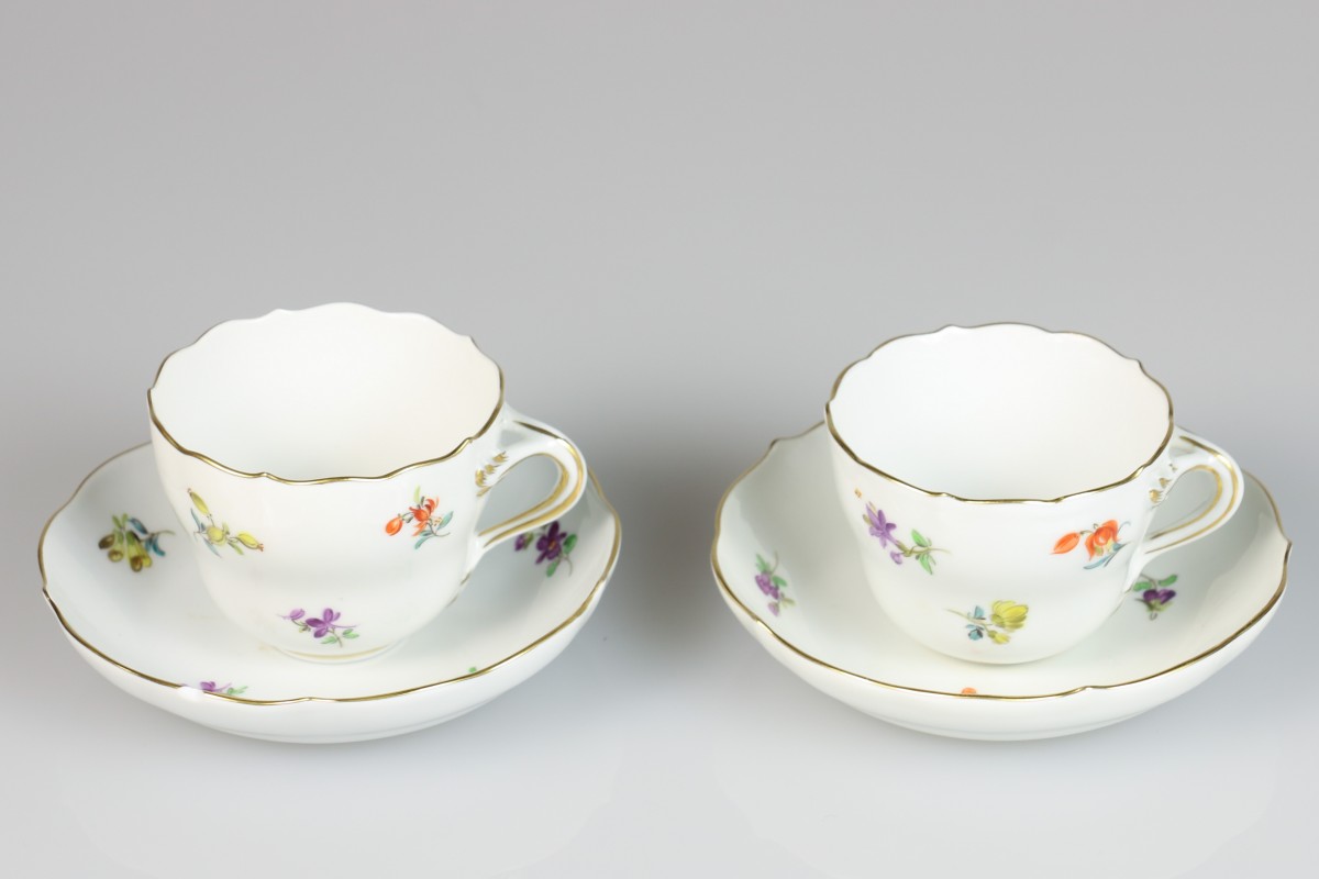 Een set van twee porseleinen kop en schotels met bloemendecor. Meissen, 1e helft 20e eeuw.