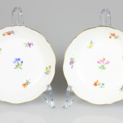 Een set van twee porseleinen kop en schotels met bloemendecor. Meissen, 1e helft 20e eeuw.