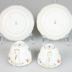 Een set van twee porseleinen kop en schotels met bloemendecor. Meissen, 1e helft 20e eeuw.