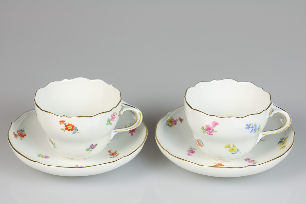 Een set van twee porseleinen kop en schotels met bloemendecor. Meissen, 1e helft 20e eeuw.