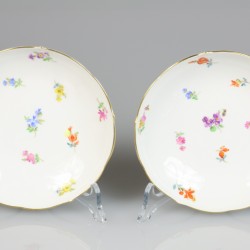 Een set van twee porseleinen kop en schotels met bloemendecor. Meissen, 1e helft 20e eeuw.