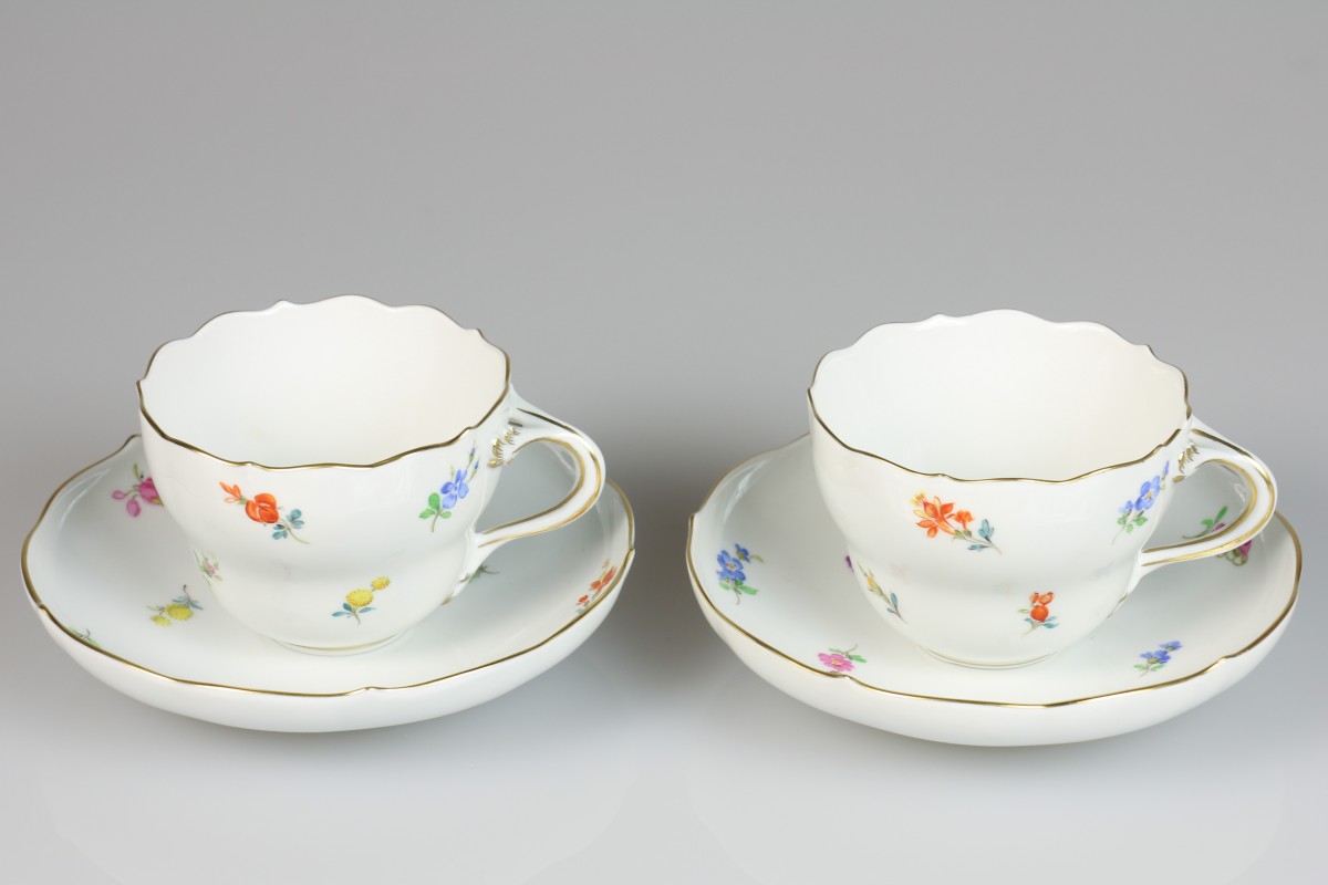 Een set van twee porseleinen kop en schotels met bloemendecor. Meissen, 1e helft 20e eeuw.