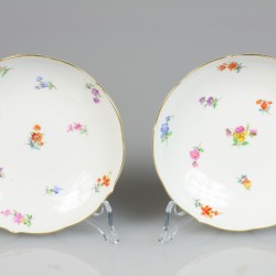 Een set van twee porseleinen kop en schotels met bloemendecor. Meissen, 1e helft 20e eeuw.