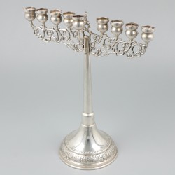 Menorah kandelaar zilver.