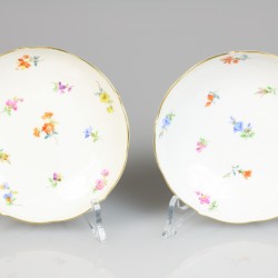 Een set van (2) porseleinen kop en schotels met bloemendecor. Meissen, 2e helft 20e eeuw.