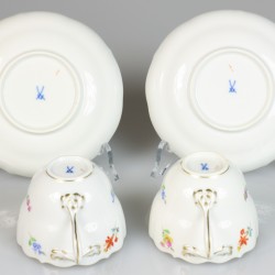 Een set van twee porseleinen kop en schotels met bloemendecor. Meissen, 1e helft 20e eeuw.