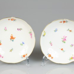 Een set van twee porseleinen kop en schotels met bloemendecor. Meissen, 1e helft 20e eeuw.