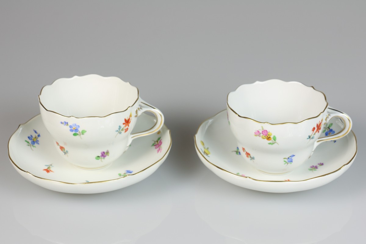 Een set van twee porseleinen kop en schotels met bloemendecor. Meissen, 1e helft 20e eeuw.