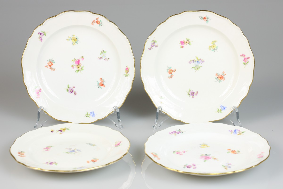 Een lot van (4) porseleinen borden met bloemendecor. Meissen, 1e helft 20e eeuw.