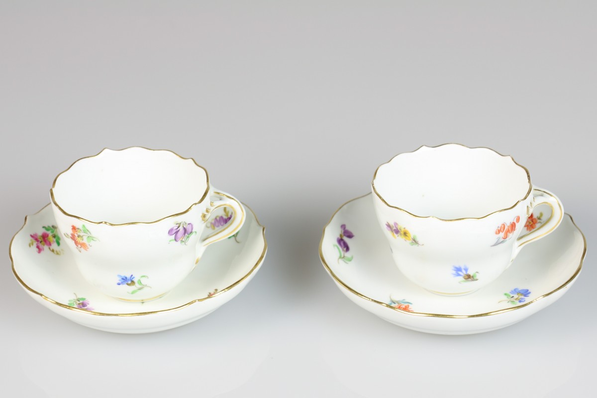 Een set van twee porseleinen kop en schotels met bloemendecor. Meissen, 1e helft 20e eeuw.