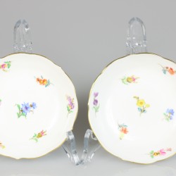 Een set van twee porseleinen kop en schotels met bloemendecor. Meissen, 1e helft 20e eeuw.