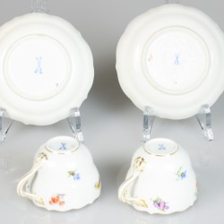 Een set van twee porseleinen kop en schotels met bloemendecor. Meissen, 1e helft 20e eeuw.