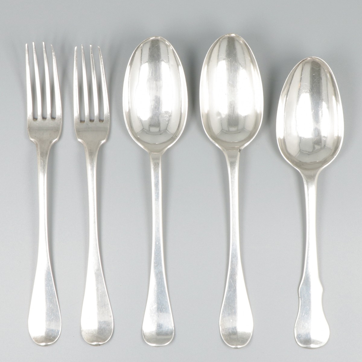 Dinerlepels en -vorken (5), België 1769-76, zilver.
