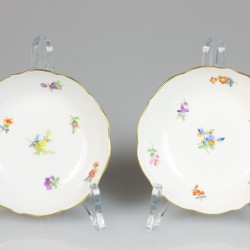 Een lot van (2) porseleinen kop-en-schotels met bloemendecor. Meissen, 1e helft 20e eeuw.