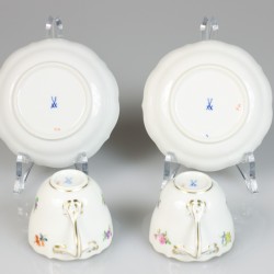Een lot van (2) porseleinen kop-en-schotels met bloemendecor. Meissen, 1e helft 20e eeuw.