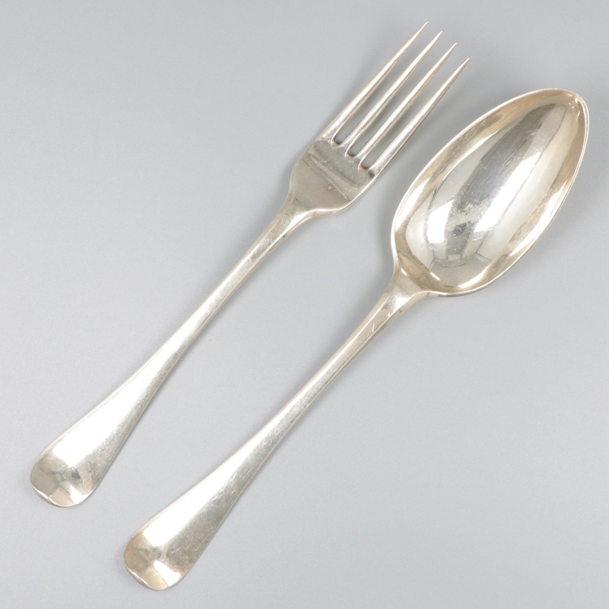 Dinerlepel en -vork ('s-Gravenhage, Andries van de Vijver 1786) zilver.