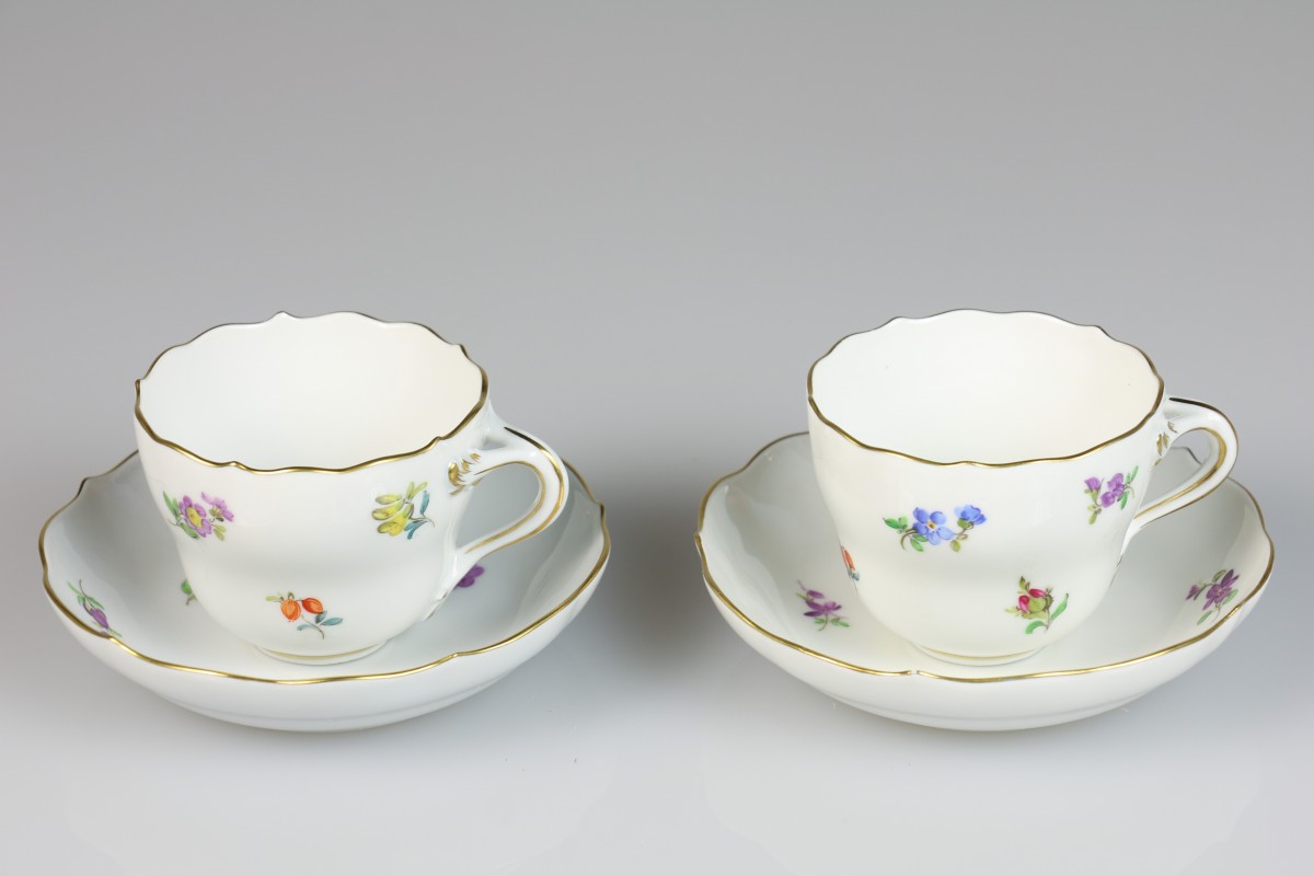 Een lot van (2) porseleinen kop-en-schotels met bloemendecor. Meissen, 1e helft 20e eeuw.