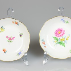 Een porseleinen kop-en-schotel met daarbij gevoegd twee schoteltjes, alle met bloemendecor. Meissen, 1e helft 20e eeuw.