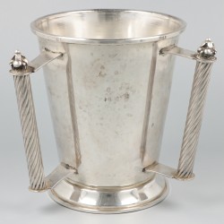 Netilat yadayim, Natla (נַטְלָה‎) wasbeker zilver.