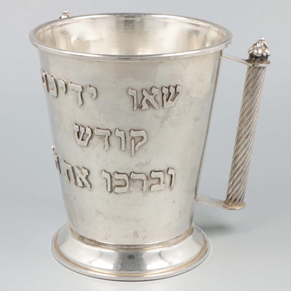 Netilat yadayim, Natla (נַטְלָה‎) wasbeker zilver.
