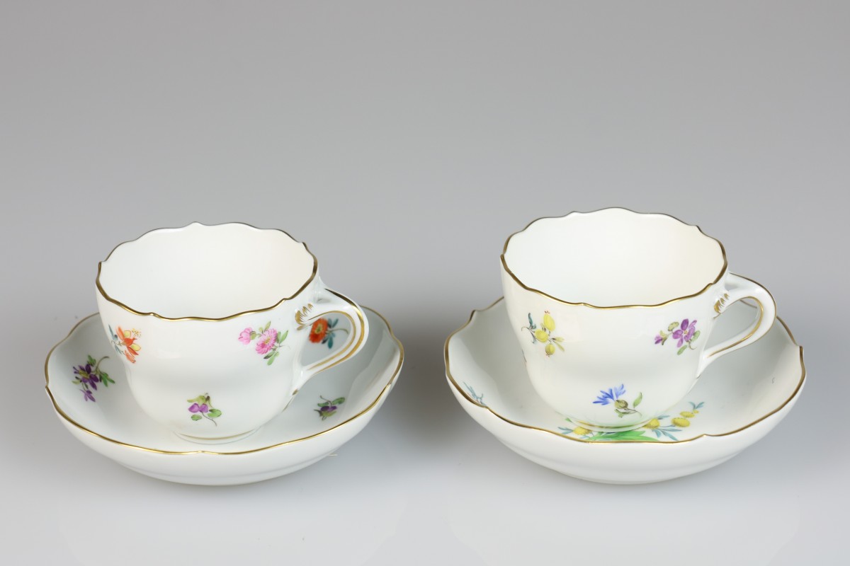 Een porseleinen kop-en-schotel met daarbij gevoegd twee schoteltjes, alle met bloemendecor. Meissen, 1e helft 20e eeuw.