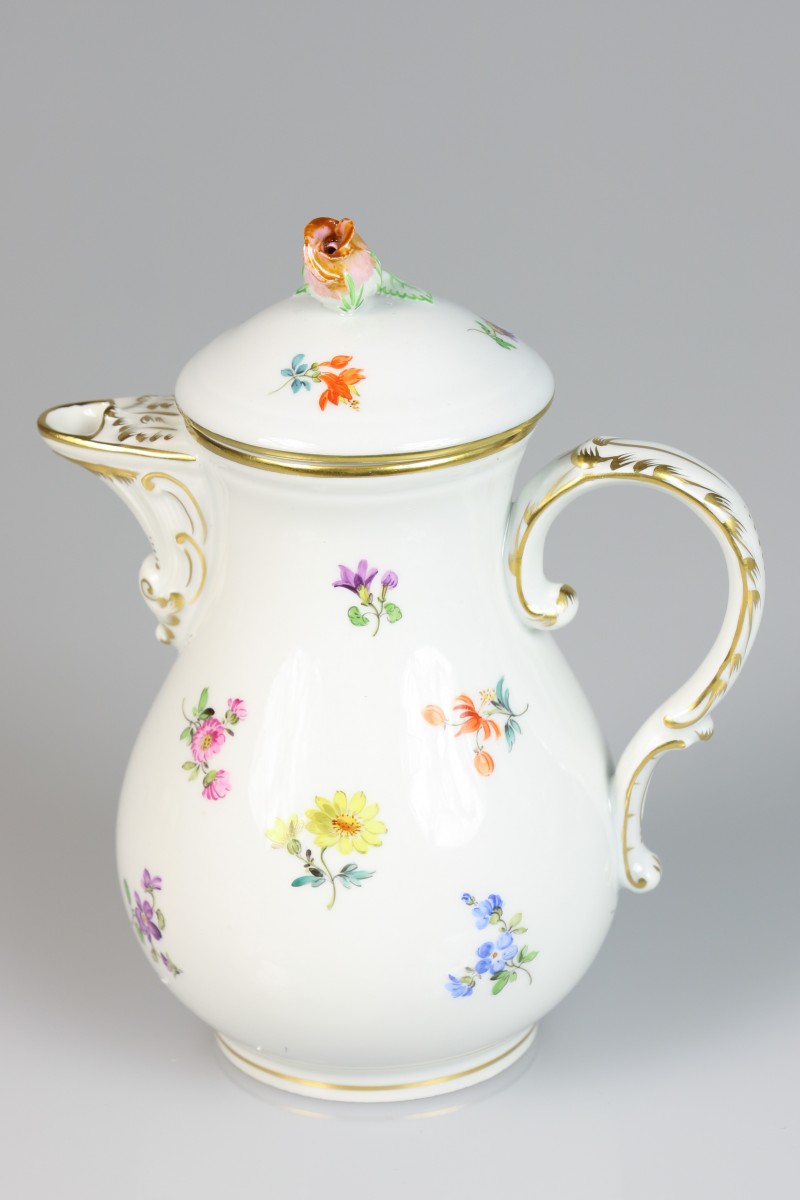 Een porseleinen theepot met bloemendecor. Meissen, 1e helft 20e eeuw.