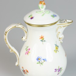 Een porseleinen theepot met bloemendecor. Meissen, 1e helft 20e eeuw.