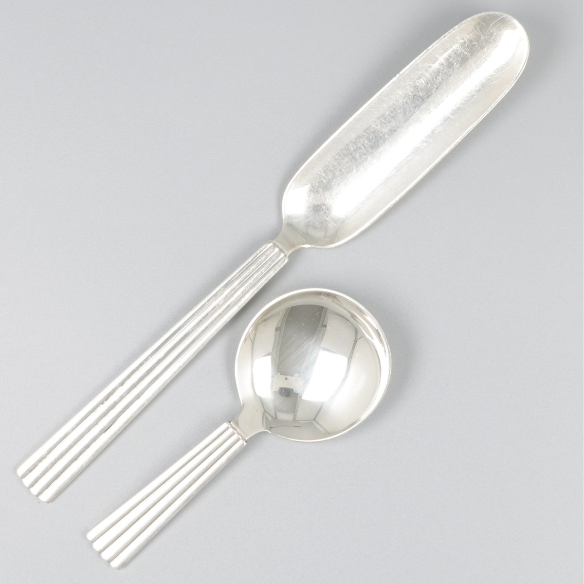 Georg Jensen suikerschep (nr. 171) en kaasschep (nr. 224), model Bernadotte, zilver.